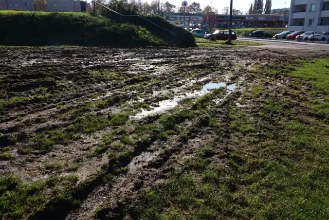 Błoto, kałuże, zniszczona zieleń - tak wygląda plac na opolskiej Malince po wizycie Cyrku Korona w połowie października.