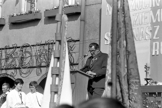 Ludwik Okwieka w trakcie przemówienia w Lublińcu