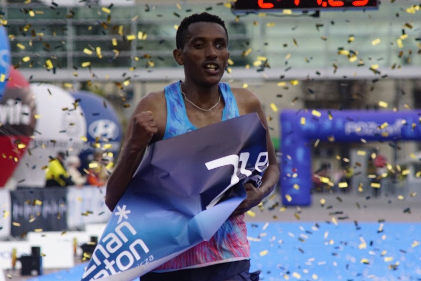 Etiopczyk Bazu Worku Hayla na mecie 21. Poznań Maratonu