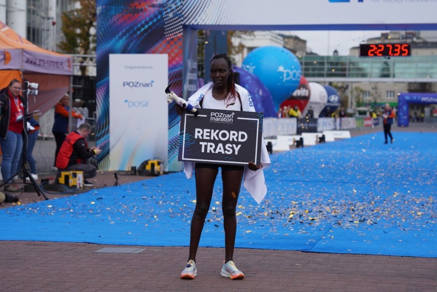 Etiopczyk Bazu Worku Hayla na mecie 21. Poznań Maratonu