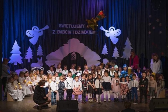 W piątek, 20 stycznia przedszkolaki z  Przedszkola Publicznego w Opatowie „Bajkowy Zakątek” przygotowały piękny program artystyczny „Święto Babci i Dziadka”.