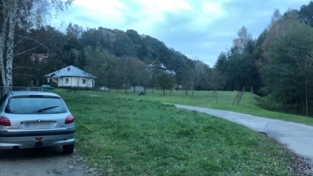 Kierowca srebrnego peugeota zaparkował w rejonie cmentarza w Zawadzie, wysiadł z auta i udał się w stronę pobliskiego lasu. Tam zatrzymali go policjanci