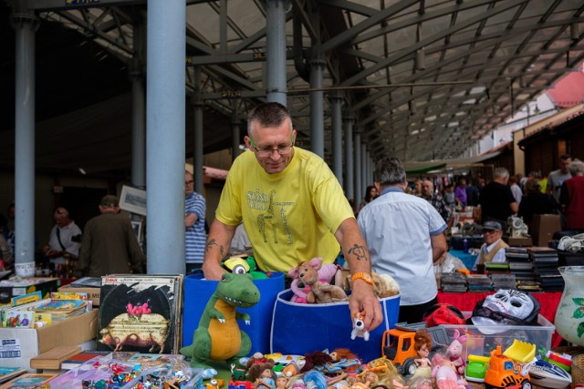 Bazar na Starówce w niedzielę 8 sierpnia. Na targu jest dużo sprzedających i dużo towaru do wyboru