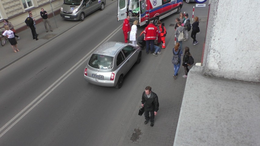 Wypadek na Brzeskiej?! Mężczyzna pod kołami nissana [ZDJĘCIA, WIDEO]