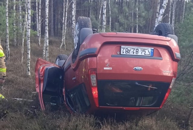 Do zdarzenia doszło w środę, 23 lutego. Auto wypadło z drogi i dachowało. 

ZOBACZ WIĘCEJ ZDJĘĆ >>>

Dachowanie pod Nowogrodem Bobrzańskim
Zdarzenie miało miejsce na drodze między Nowogrodem a Świdnicą, w Krzewinach. 



Choć dachowanie na zdjęciach wyglądało groźnie, na szczęście obeszło się bez osób poszkodowanych. 

- Podróżująca kobieta jechała sama. Opuściła pojazd przed przybyciem straży. Nie doznała obrażeń. Na miejscu działała policja, pogotowie i straż pożarna - przekazuje nam st. kpt. Arkadiusz Kaniak, Oficer Prasowy Komendanta Miejskiego PSP w Zielonej Górze. 

WIDEO: Zielona Góra. Wypadek na Sienkiewicza