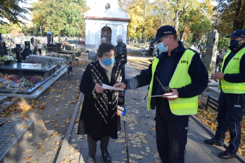 Policjanci z Wolsztyna, Siedlca i Przemętu prowadzą działania prewencyjne na cmentarzach
