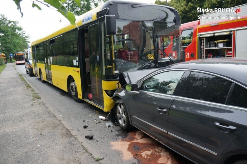 Wypadek w Siemianowicach Śląskich. Zderzenie osobówki z autobusem na Michałkowickiej [ZDJĘCIA, WIDEO]