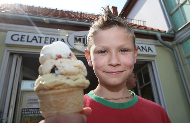 Jak twierdzi, sam nie jest pewien, jak wysoki jest poziom jego paranoi, ale podejrzewa, że jego odkrycia mogły odbić się na jego żonie - niedawno zauważył, że zaczęła wypytywać kelnerów, skąd pochodzi mięso serwowane w ich restauracjach. Wyraźniej widać to po jego dzieciach. Gdy całą rodziną idą na zakupy do supermarketu, zachęca je do udziału w polowaniu. Wyzwanie: znaleźć płatki śniadaniowe zawierające mniej niż 5 g cukru.

Zabawne, że ktoś o tak nienagannych nawykach żywieniowych jak Moss ma jedną słabość: chipsy. W toku swojego śledztwa dowiedział się, że chipsy ziemniaczane to pierwsza i najważniejsza przyczyna otyłości wśród Amerykanów. Jeśli jesteście wystarczająco dojrzali, by pamiętać, jak chipsy smakowały, wyglądały i pachniały w latach 80., to pewnie zastanawiacie się, dlaczego dziś o wiele trudniej oprzeć się tym smakołykom. Moss poznał ich tajemnicę. Po włożeniu do ust niemal od razu wyczuwa się sól, tłumaczy. 

- Producenci soli nazywają ten efekt wybuchem smaku. Poza solą chipsy ziemniaczane zawierają ogromne ilości tłuszczu - doznania smakowe, mówiąc językiem branży, owo rozkoszne ciepło, jakie ogarnia nas po wgryzieniu się w miękki ser czy pieczonego kurczaka. Tłuszcz jest dwa razy bardziej kaloryczny niż cukier, a skrobia zawiera mnóstwo cukru.


Zobacz koniecznie: Z kraju i ze świata, najlepsze ekskluzywne treści tylko w Polsce The Times