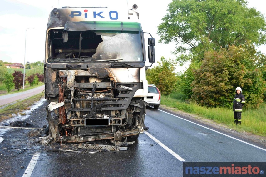 Pożar samochodu ciężarowego w Starym Brześciu. Pijany kierowca uciekł w pole [WIDEO, ZDJĘCIA]