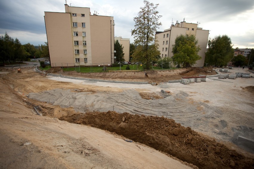 Bochnia. Mieszkańcy ulicy Campi stracili dojazd do domów przez budowane rondo