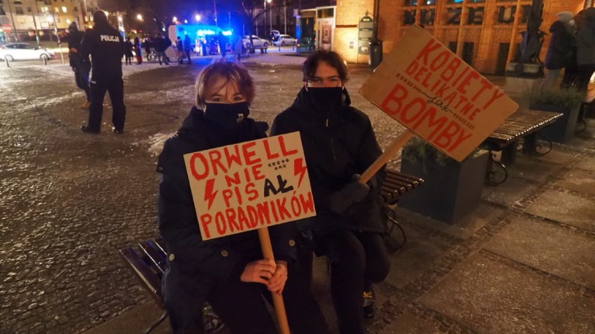Protest Kobiet w Kołobrzegu. Ulicami miasta przeszło blisko 200 osób ZDJĘCIA           