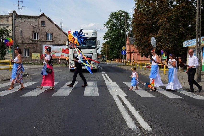 W kujawskich strojach i z kolorowymi kogucikami w rękach...