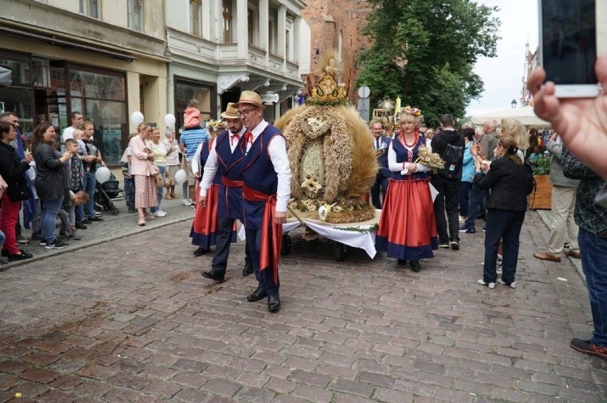 Dożynki województwa kujawsko-pomorskiego z udziałem pań z...