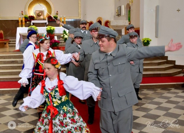 Zespół Uśmiech z Kielc zaprezentował w skarżyskiej bazylice inscenizację "Z plecaka legionisty".