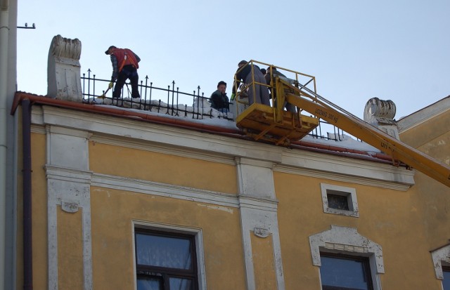 Ustawione na gzymsie kolumny niebezpiecznie się nachyliły nad chodnikiem i dlatego zdecydowano o ich usunięciu