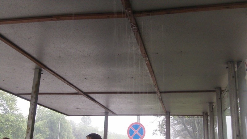 Dach przystanku przecieka, a ludzie muszą moknąć na deszczu (ZDJĘCIA)