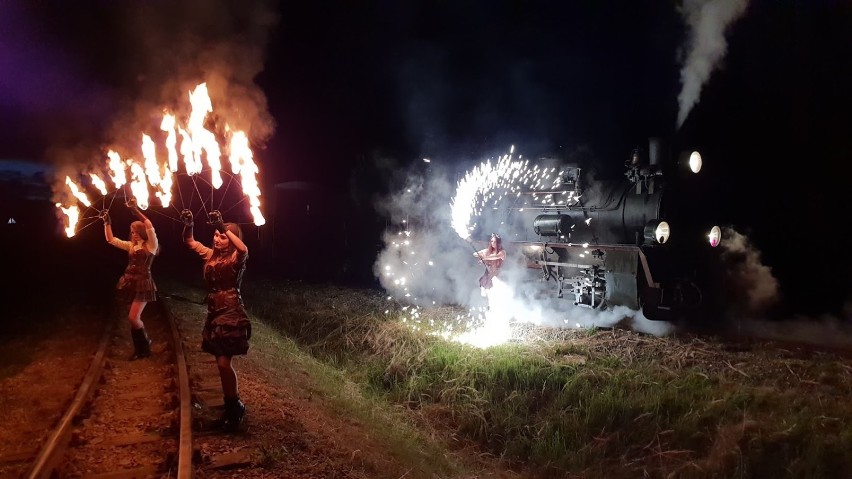 KROTOSZYN: Profesjonalna sesja zdjęciowa w Krośnickiej Kolejce Wąskotorowej Teatru Ognia Infernal [ZDJĘCIA]