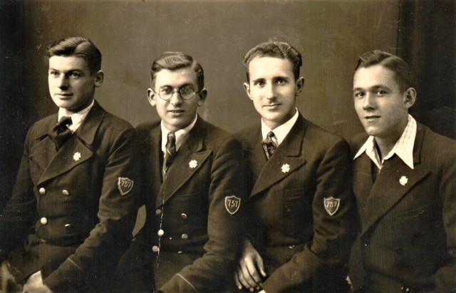 Na zdjęciu (po lewej) znajduje się Władysław Jurgo wraz z grupą niezidentyfikowanych przyjaciół. 21 lipca, czyli dziś, mija 73. rocznica jego śmierci. Popełnił samobójstwo, zaraz po tym jak zabił  esesmana