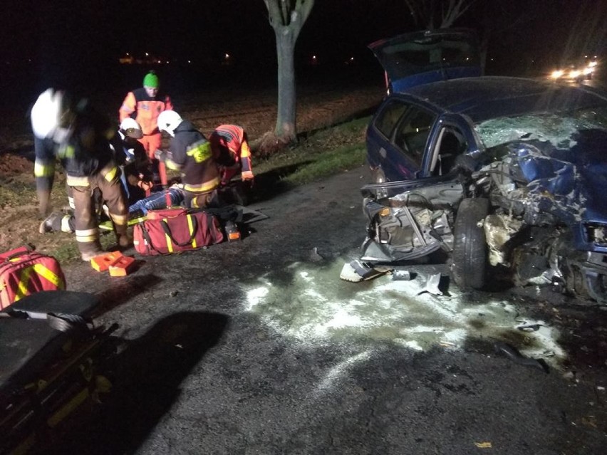 Poważny wypadek! Volvo roztrzaskało się na drzewie