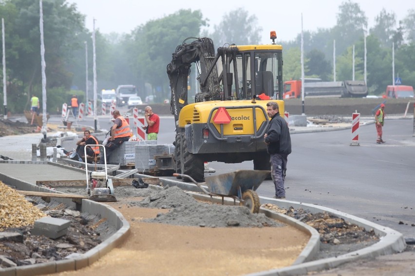 Rondo przy stadionie Górnika zyskało nawierzchnię. Prace...