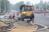 Rondo przy ul. Roosevelta zyskało nową nawierzchnie. Remont zbliża się do końca ZDJĘCIA