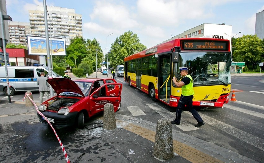 Wrocław: Zderzenie autobusu i dwóch samochodów na ul. Zachodniej (ZDJĘCIA)
