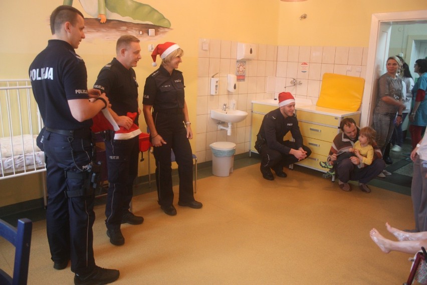 Policjanci z Zabrza Świętymi Mikołajami