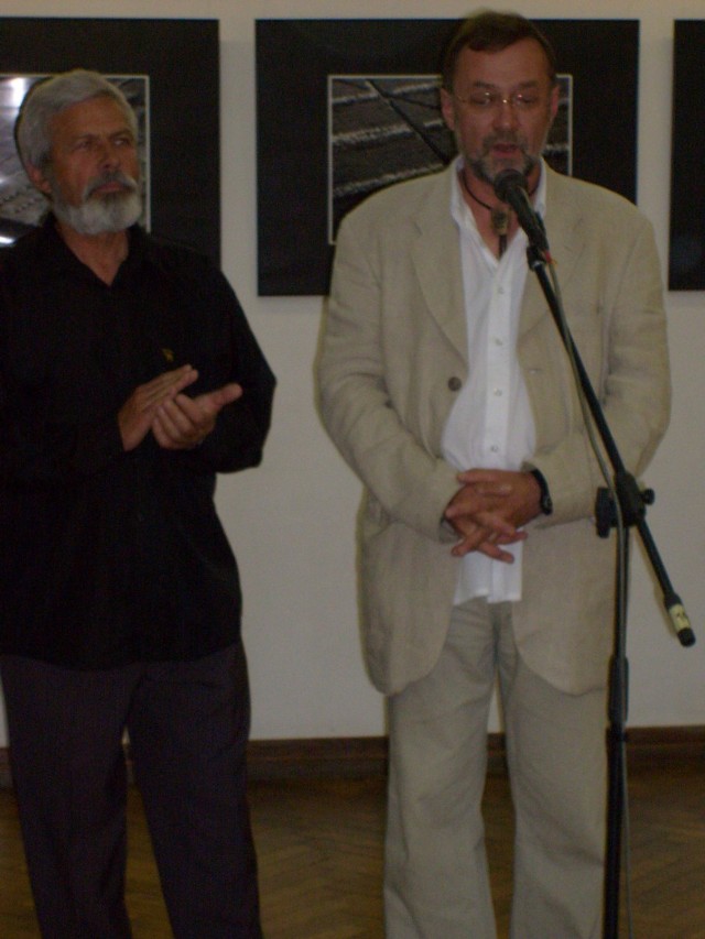 Dwaj przyjaciele - artyści (od lewej): Piotr Kaleta i Andrzej Łada, kustosz Galerii Fotografii w Ostrowcu Świętokrzyskim.
