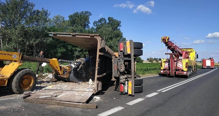Gmina Kiszkowo: wypadek w Ujeździe. Ciężarówka wpadła do...