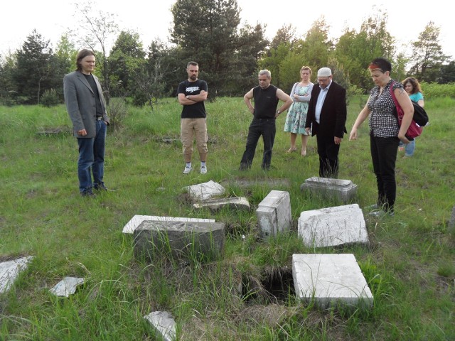 Uczestnicy spotkania w Miasteczku Śląskim, pojechali po wykładzie z dariuszem Walerjańskim zobaczyć cmentarz żydowski