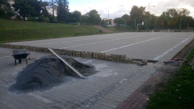 Także betonową kostkę na boiskach do siatkówki i koszykówki zastąpi specjalna wykładzina - elastyczna, nie powodująca okaleczeń podczas przypadkowego upadku.