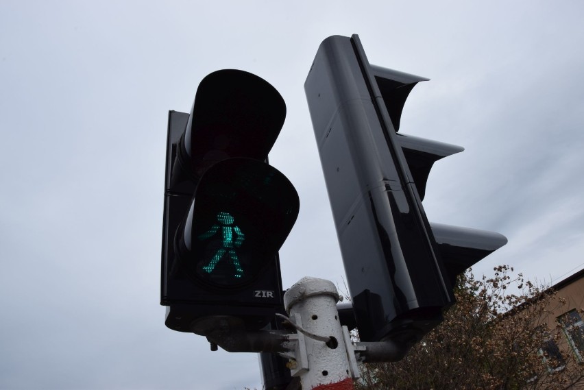 Nowe sygnalizatory na skrzyżowaniu przy ratuszu. Co z budową ronda? [FOTO]