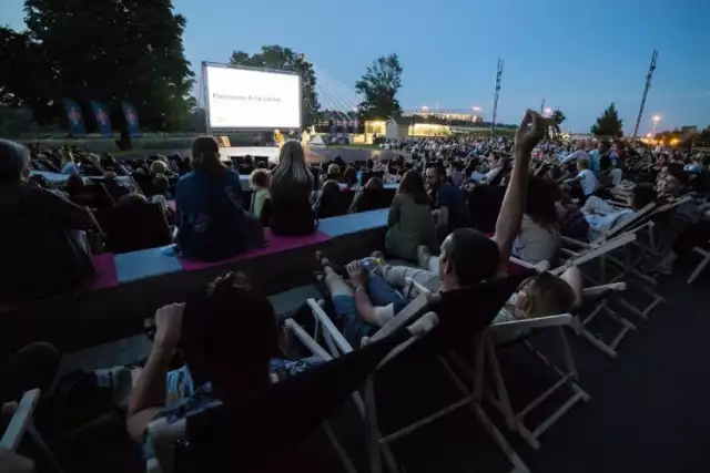 Pływające kino letnie nad Wisłą. Warszawiacy będą mogli oglądać filmy na rzece!