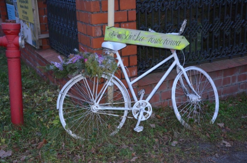 Ścieżki rowerowe w Mikoszewie  w świątecznych dekoracjach