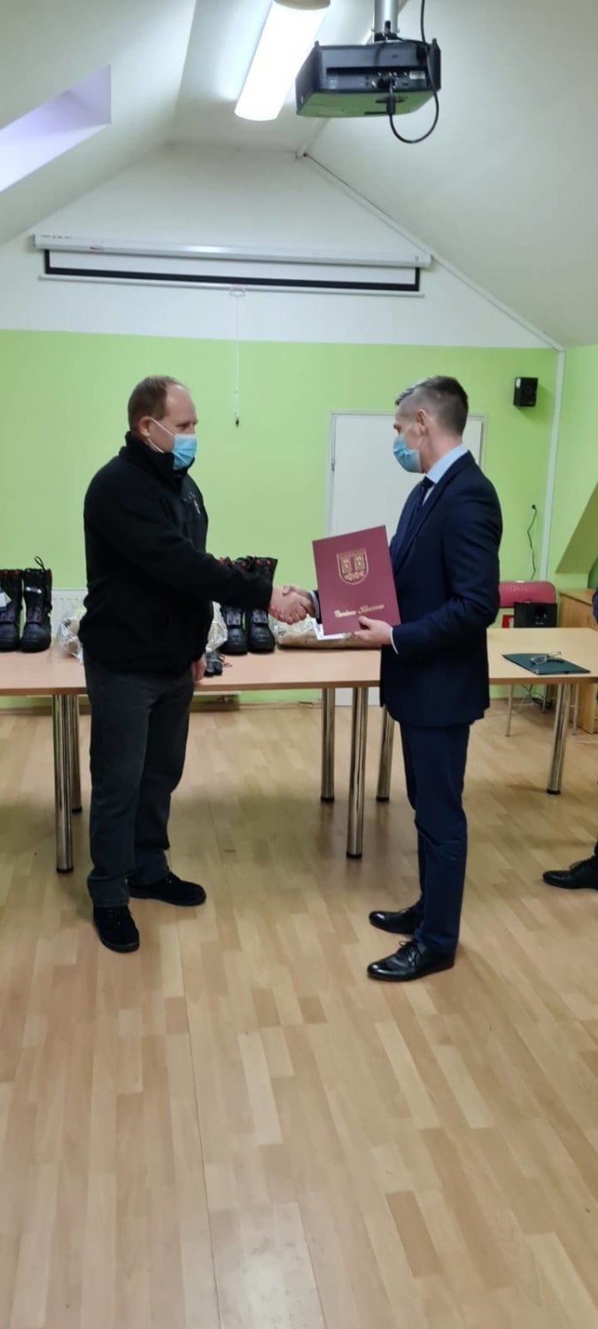 Nowe trzy komplety umundurowania bojowego dla OSP w Jabłonce gmina, Kleczew