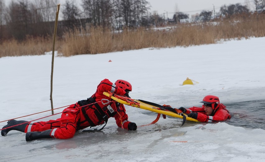 Nowy Tomyśl. Strażacy apelują - nie wchodźcie na lód!