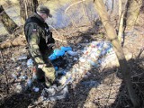 Strażnicy Straży Rybackiej odkryli dzikie wysypisko śmieci na brzegu Sanoczka. Jak ludziom nie wstyd? (ZDJĘCIA)