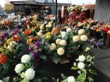 Kwiaty i znicze przy cmentarzu w Sieradzu - ceny