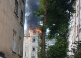 Pożar kamienicy na Zarzewskiej w Łodzi. Ogień gasilo 6 zastępów straży pożarnej 