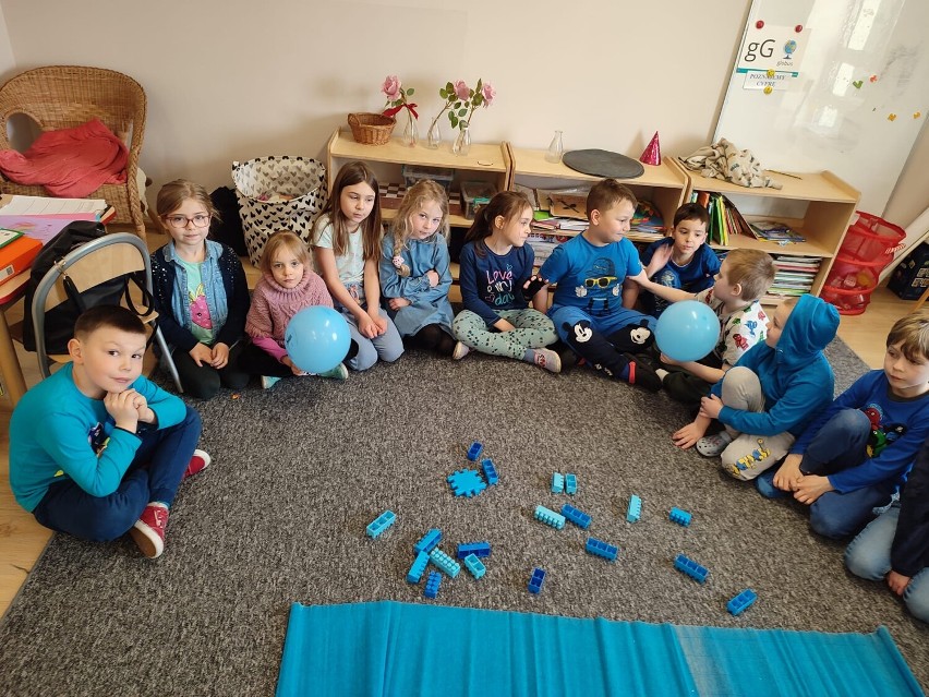 Światowy Dzień Świadomości Autyzmu. Dzieci z Zaczarowanego Przedszkola przyłączają się do akcji "Niebiesko dla autyzmu"