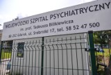 Nie żyje pacjent szpitala psychiatrycznego w Gdańsku. Spadł lub skoczył ze szpitalnego komina. Samobójstwo czy wypadek? 