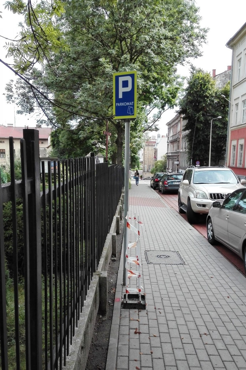 Parkomaty w Bielsku-Białej będą montowane lada dzień. Stanowiska już czekają  [ZDJĘCIA]