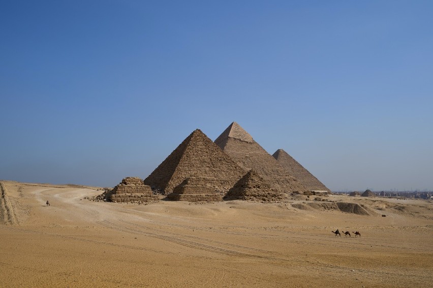 W Gizie stoją trzy najsłynniejsze egipskie piramidy. Na...
