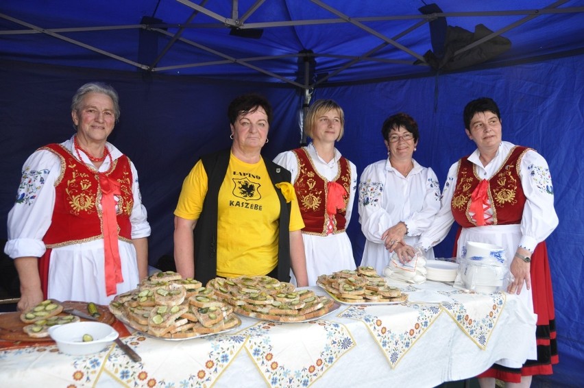 Członkinie KGW Łapino częstowały pysznościami na Biesiadzie...