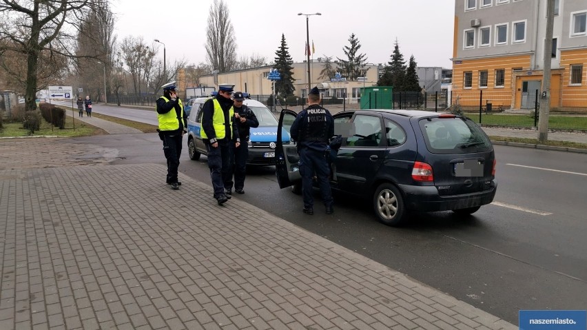 Akcja policji na Zazamczu we Włocławku. Pijany kierowca renaulta miał 2,5 promila [zdjęcia]