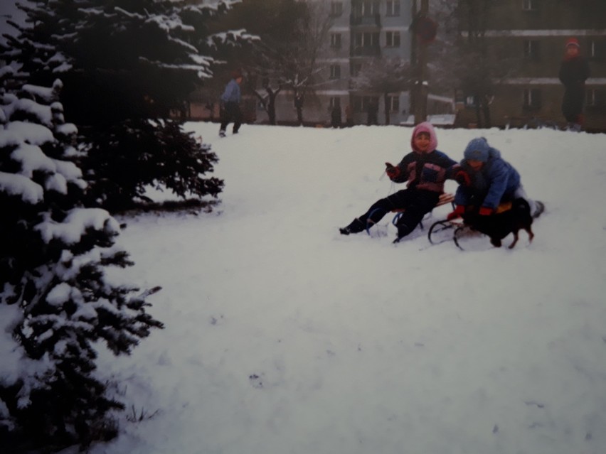 Rok 1993, park przy ul. Malepszego w Chodzieży. Zimą dzieci...
