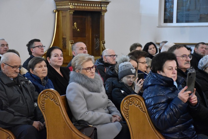 Kolędy i piosenki świąteczne rozbrzmiały w Brzezinach