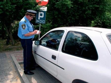 Adam Nowak, od 11 lat komendant Straży Miejskiej w Kłobucku, nie chce wypowiadać się na temat likwidacji. Jeśli projekt zostanie przegłosowany, uchwała będzie obowiązywać od 1 października. Foto: KATARZYNA WRZALIK