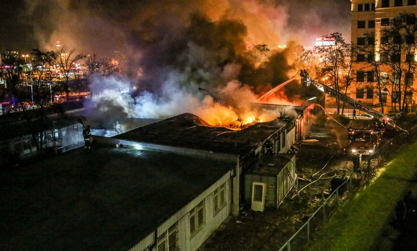 Pożar w Gdańsku. Palił się magazyn przy ul. Abrahama [ZDJĘCIA, WIDEO]