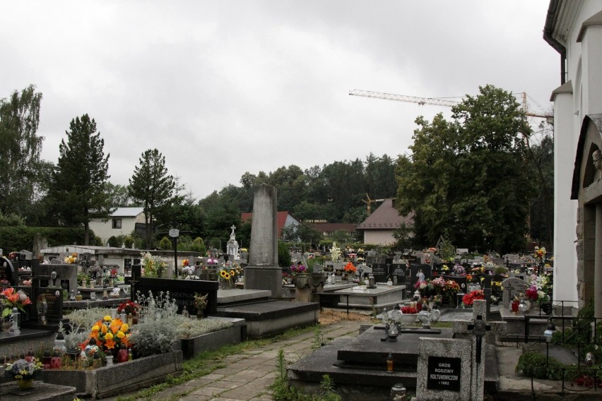 Limanowa. Od lat na cmentarzu parafialnym znikają stare groby. Miasto chciałoby przejąć nekropolię, ale nie ma na to zgody w radzie